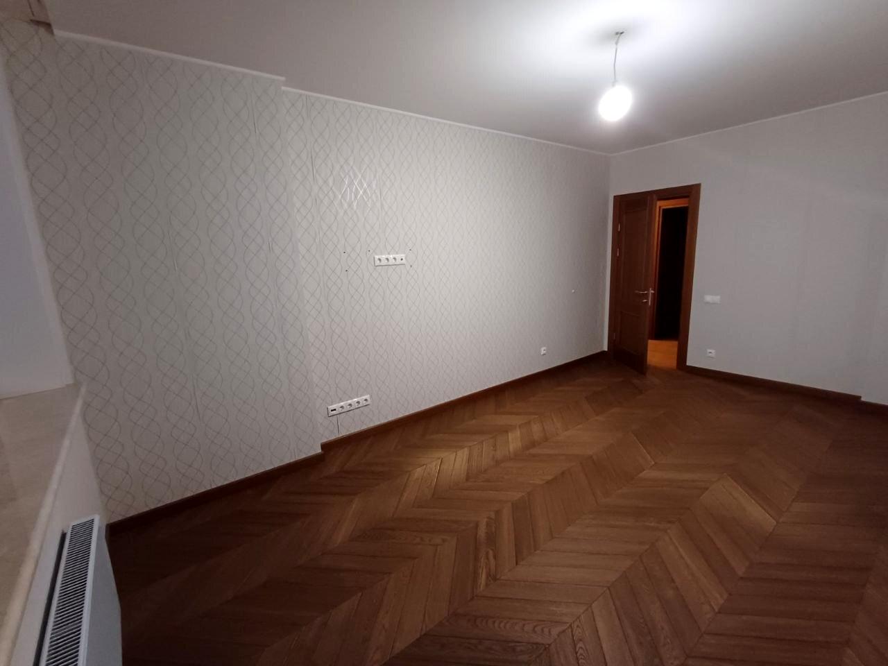 1864989713821396