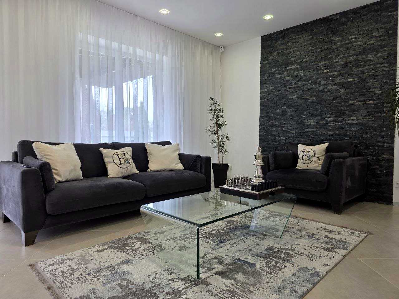1864998251661071