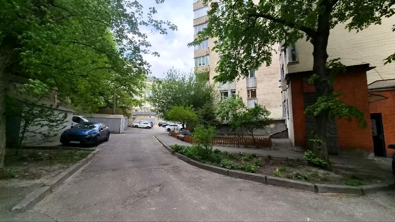 1865004935345833