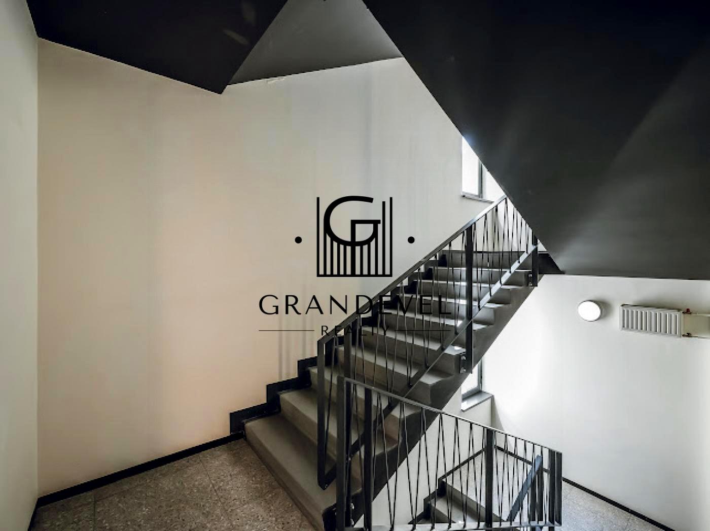1865252323199708