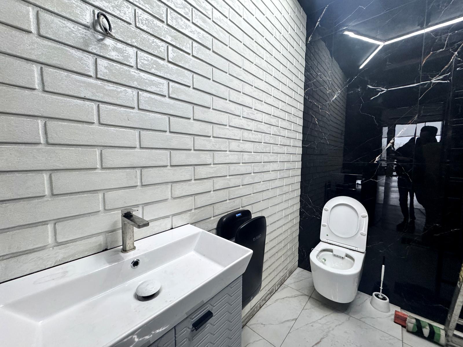 1865611675030428