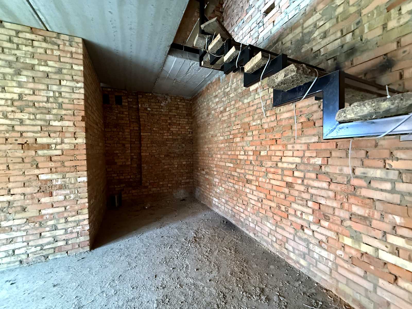 1865708012175989