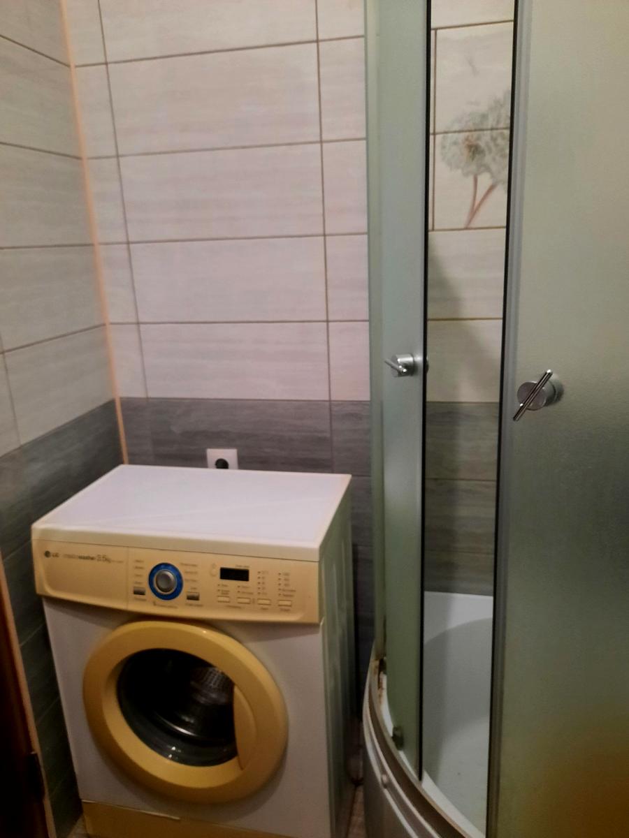 1865789763685403
