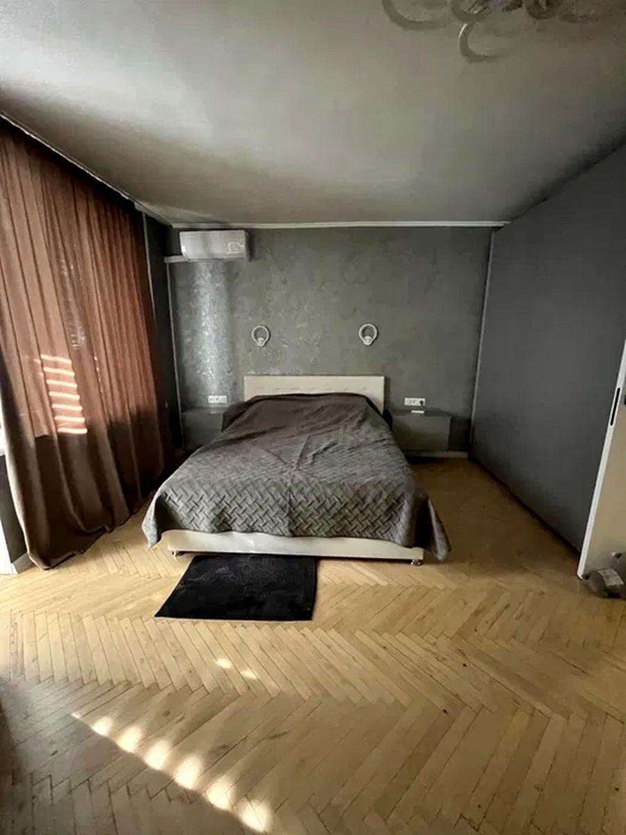 1865869845343085