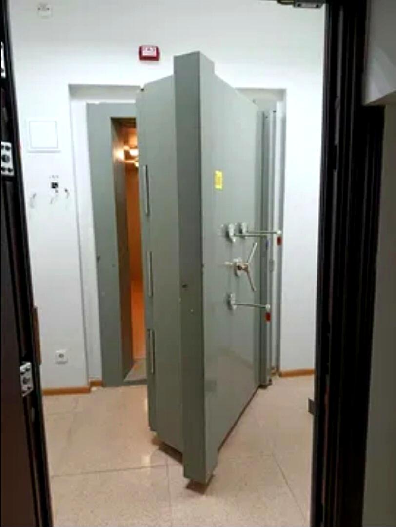 1865889945070368