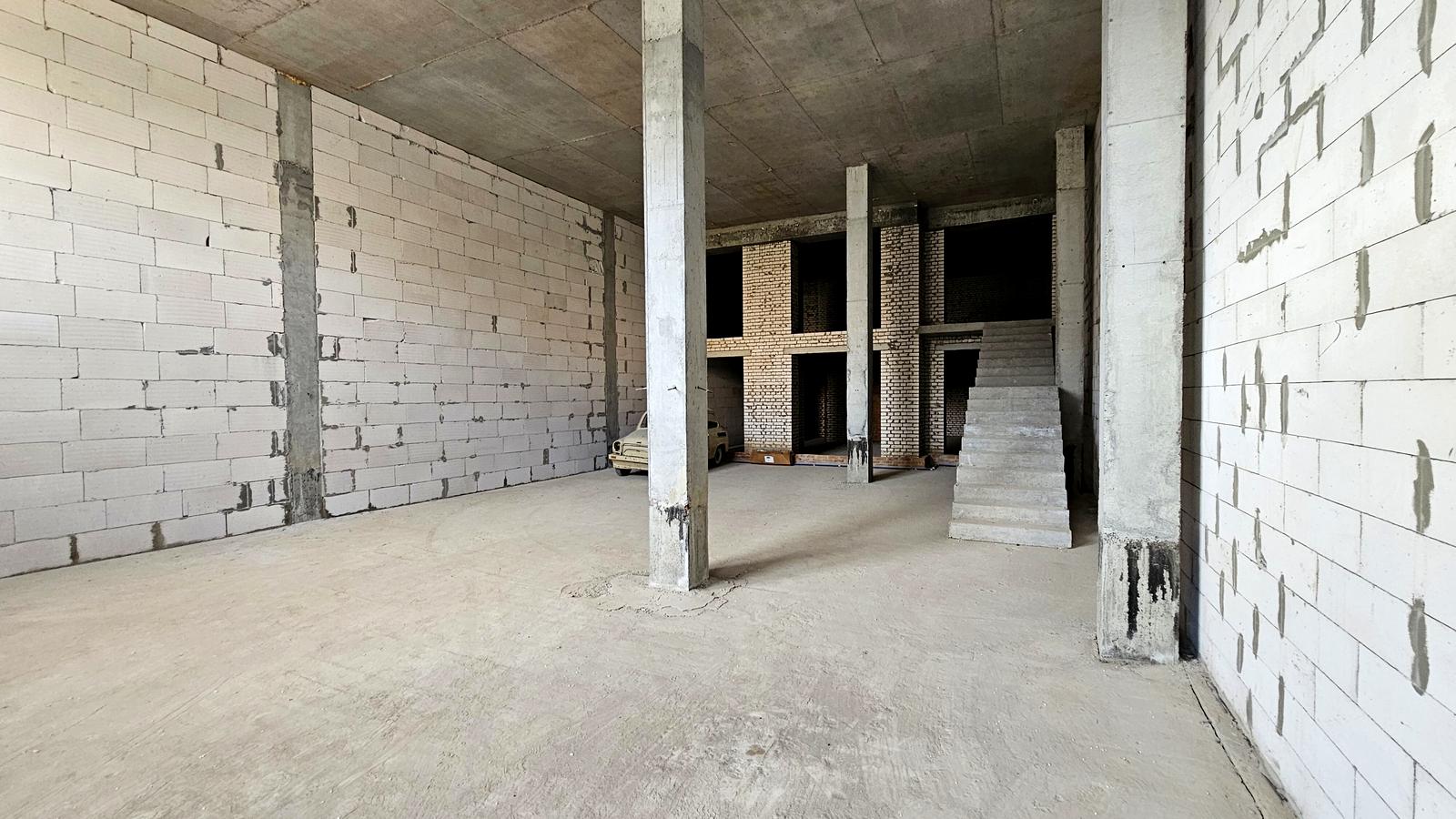 1865977748565471