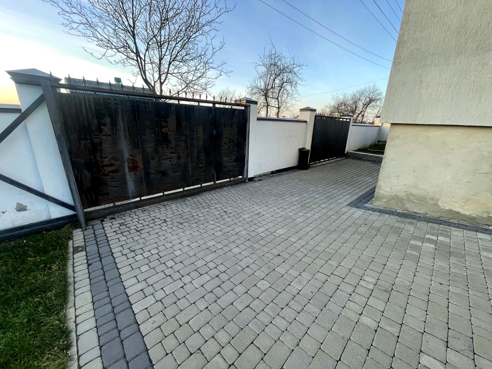 1866103574372216