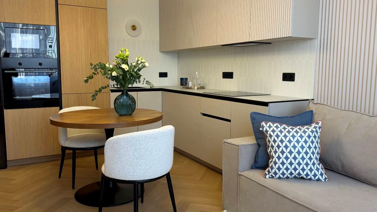 1866153093524163