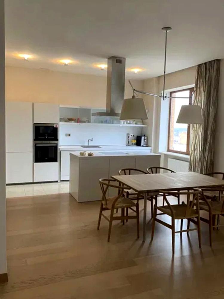 1866247458493597