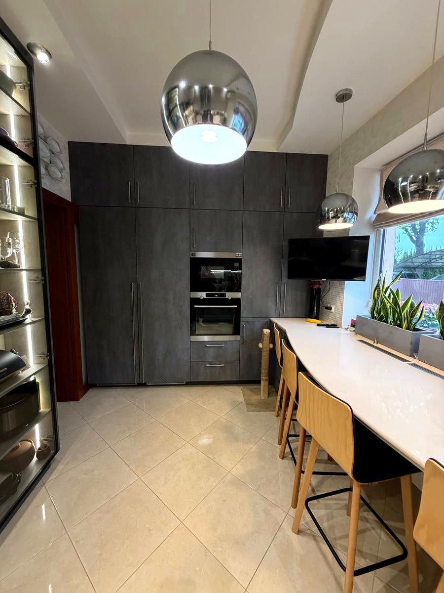 1866416328835493