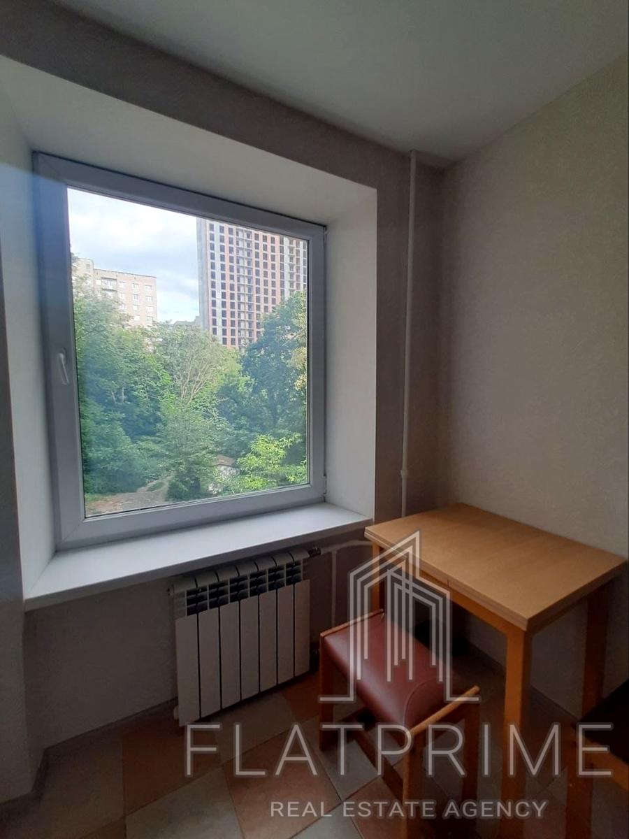 1866795775894560