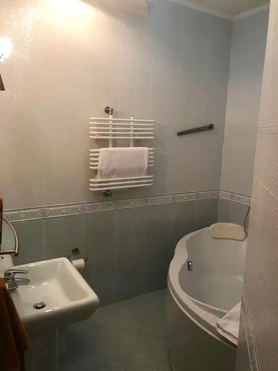 1866809850752692