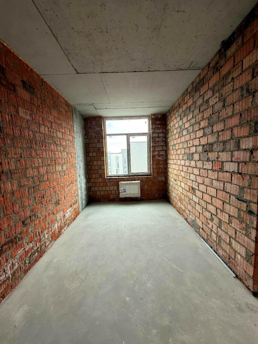 1866957987136937