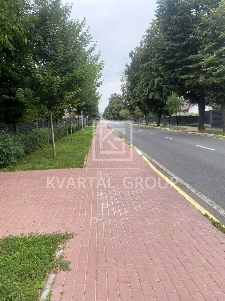 1866976126358432