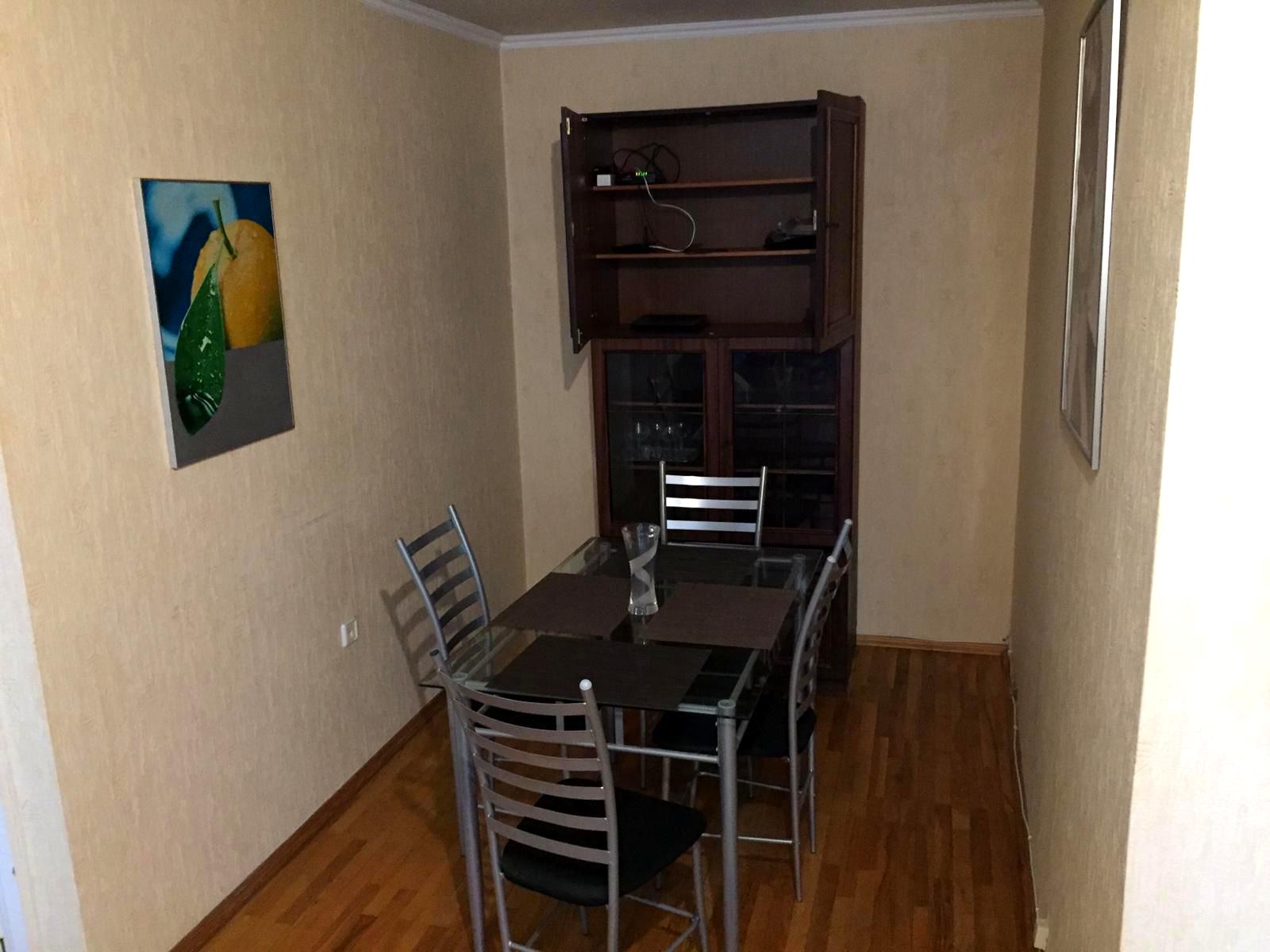 1867055743956521