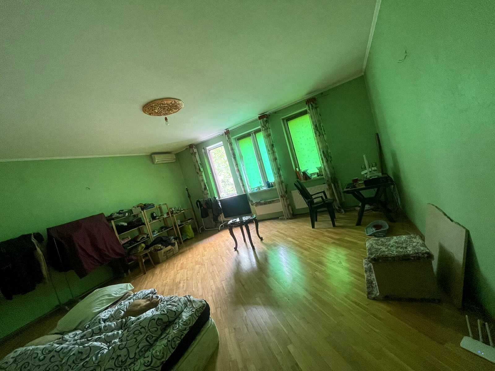1867065227595375