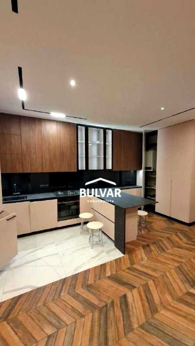 1867065745471560