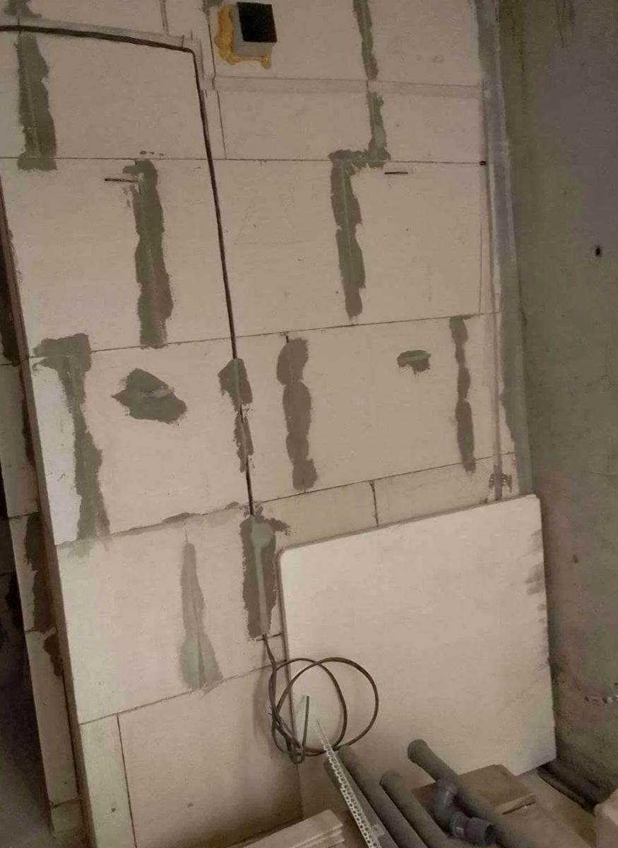 1867176602693875