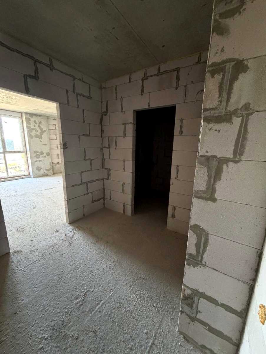 1867717048799300