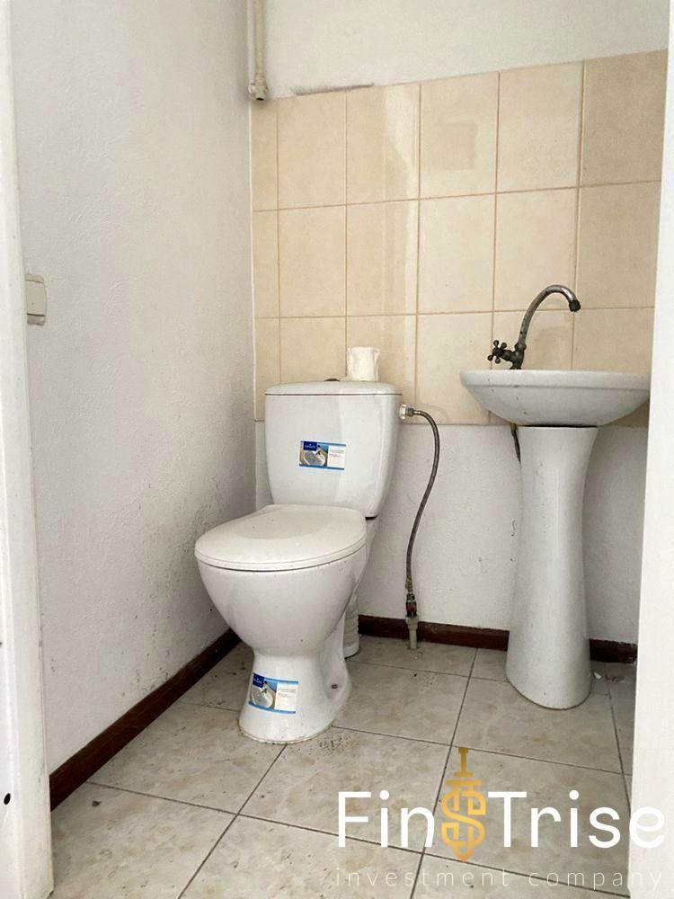 1867803940676600