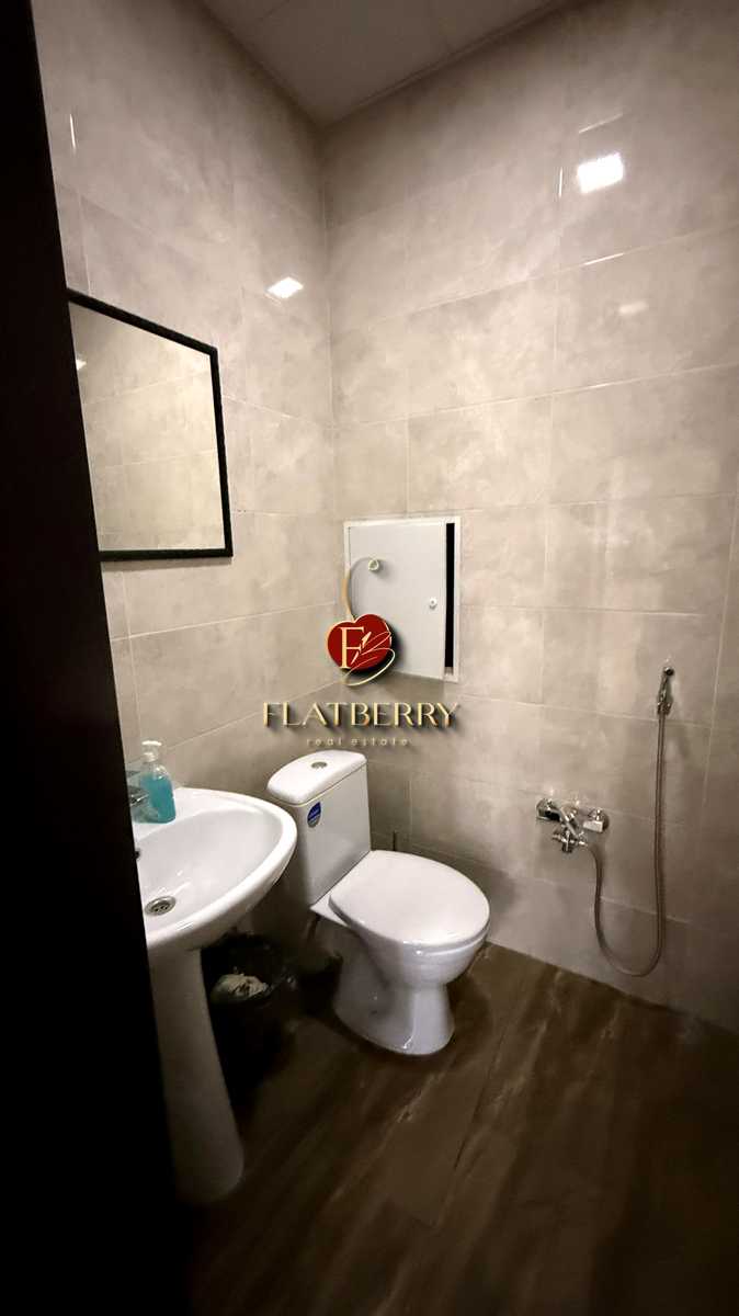 1867805600671575