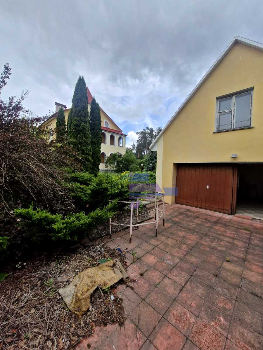 1868050792113536