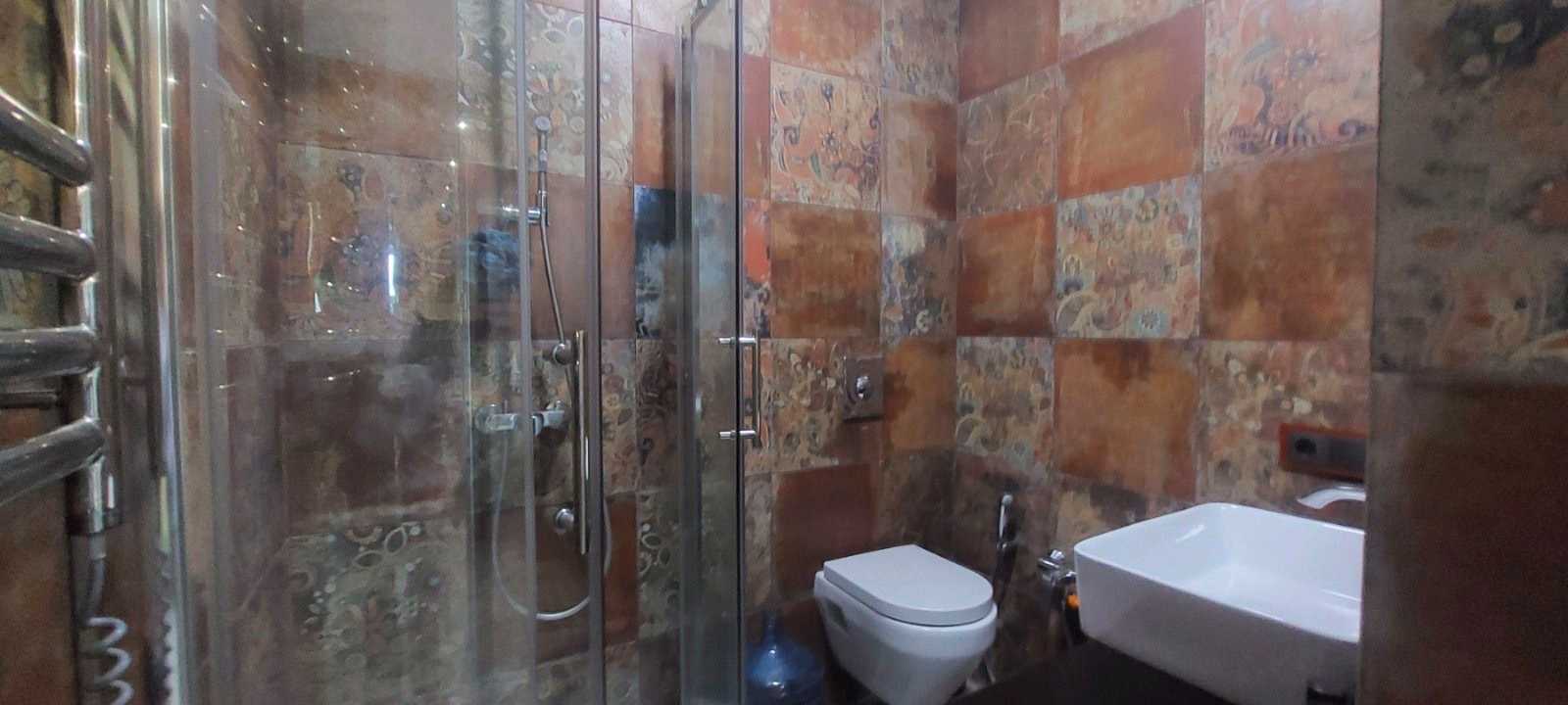 1868078063215012