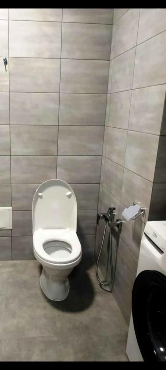 1868078162801877