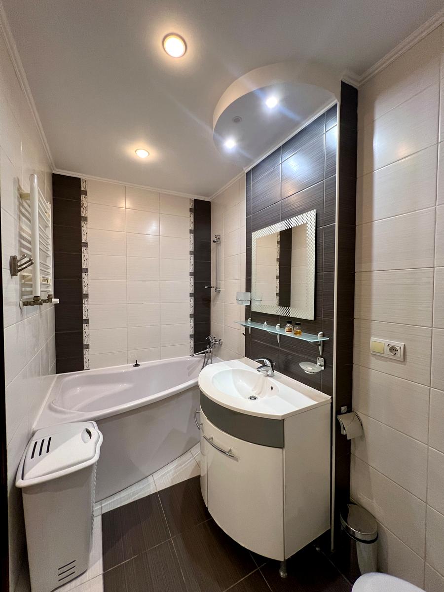 1868079073744423