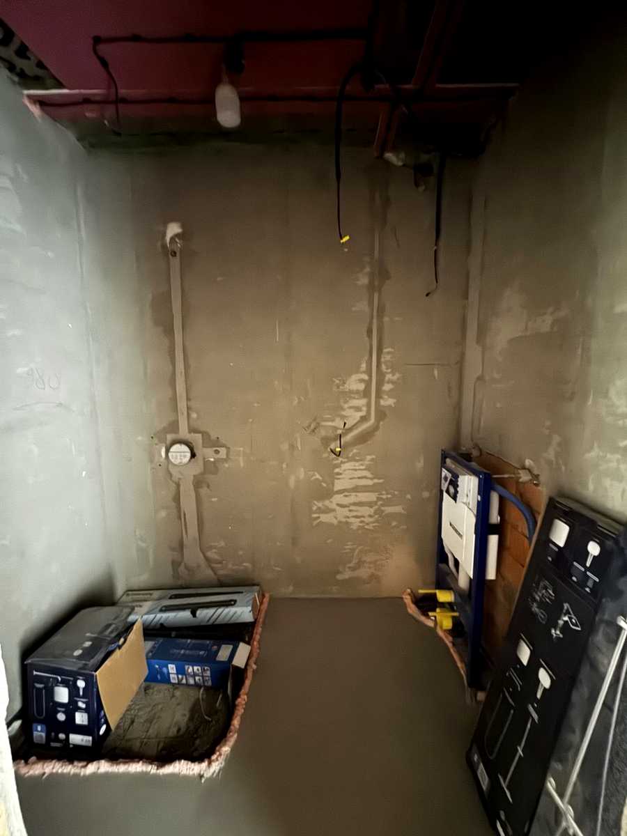 1868083421903090