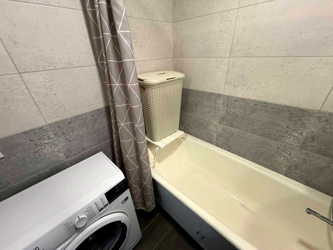 1868085037486741