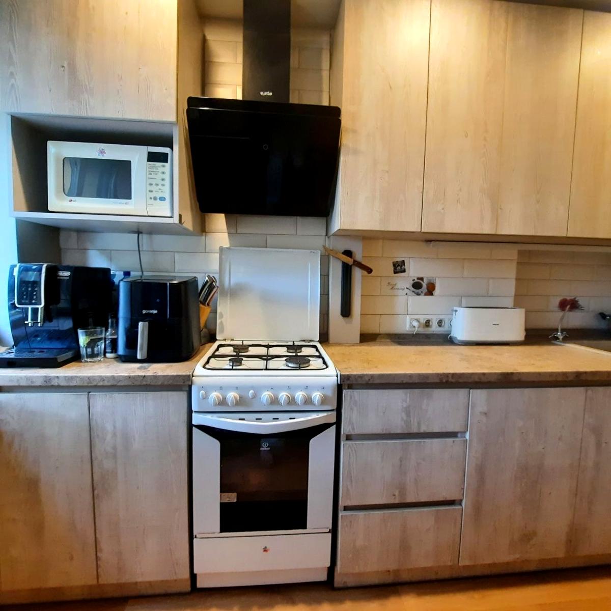 1868137115856658