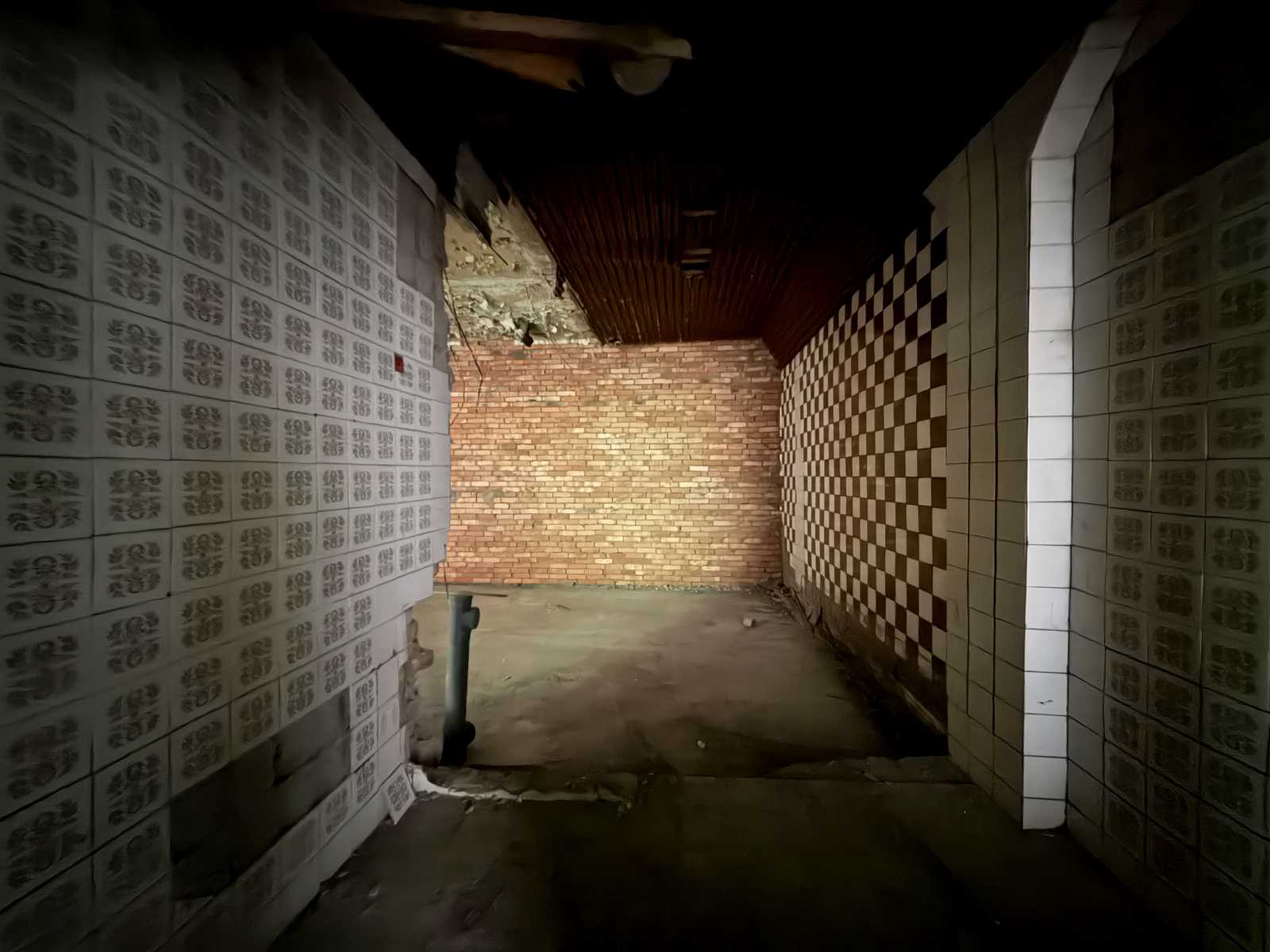 1868228636604907