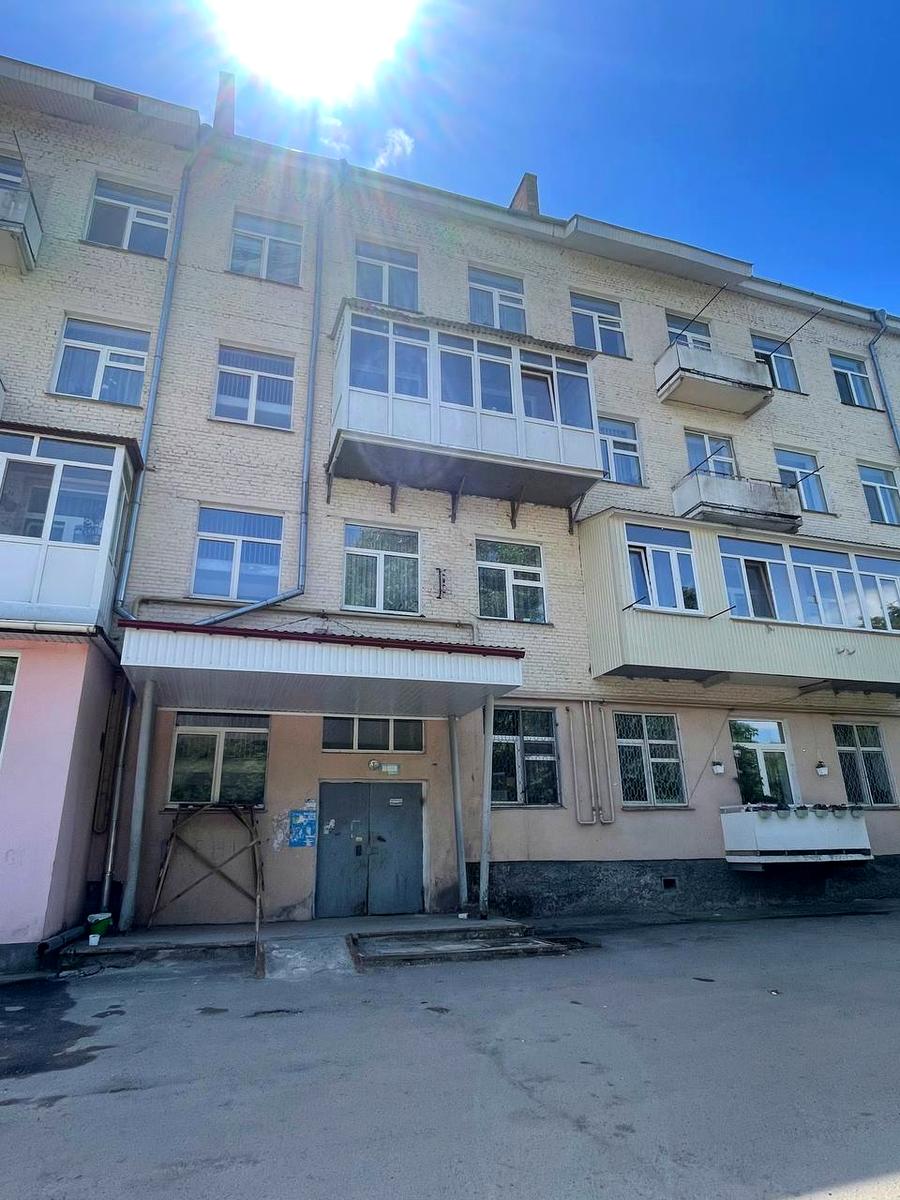 1868229876589879