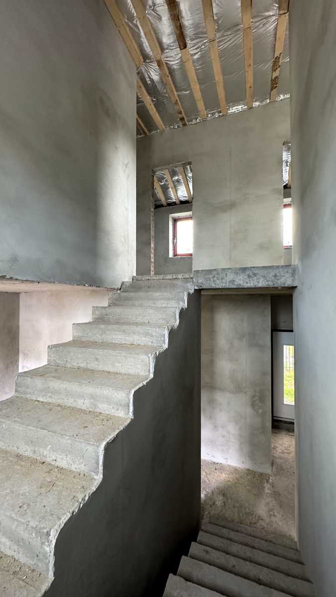 1868247605916059