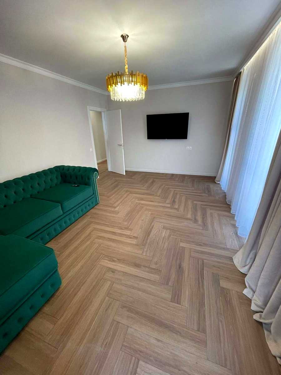1868253893904965