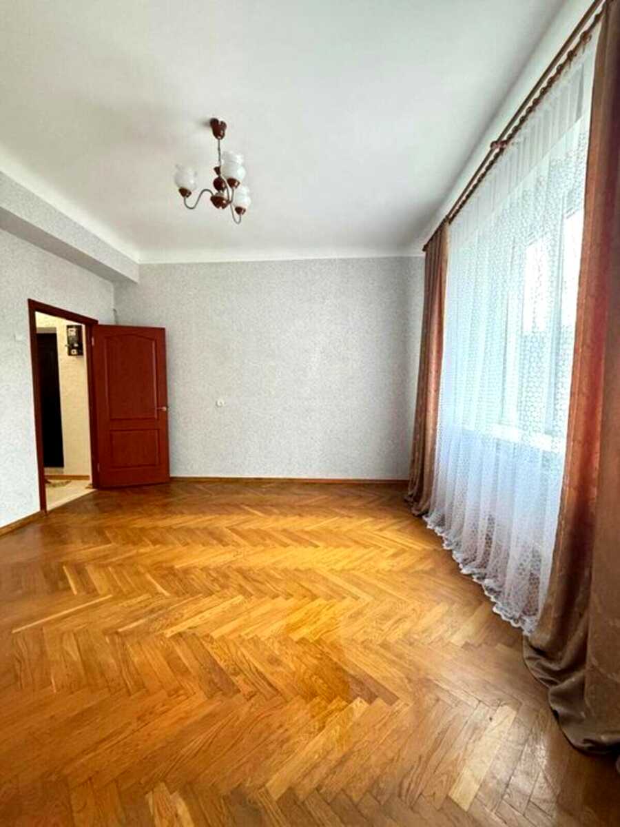 1868329079983356