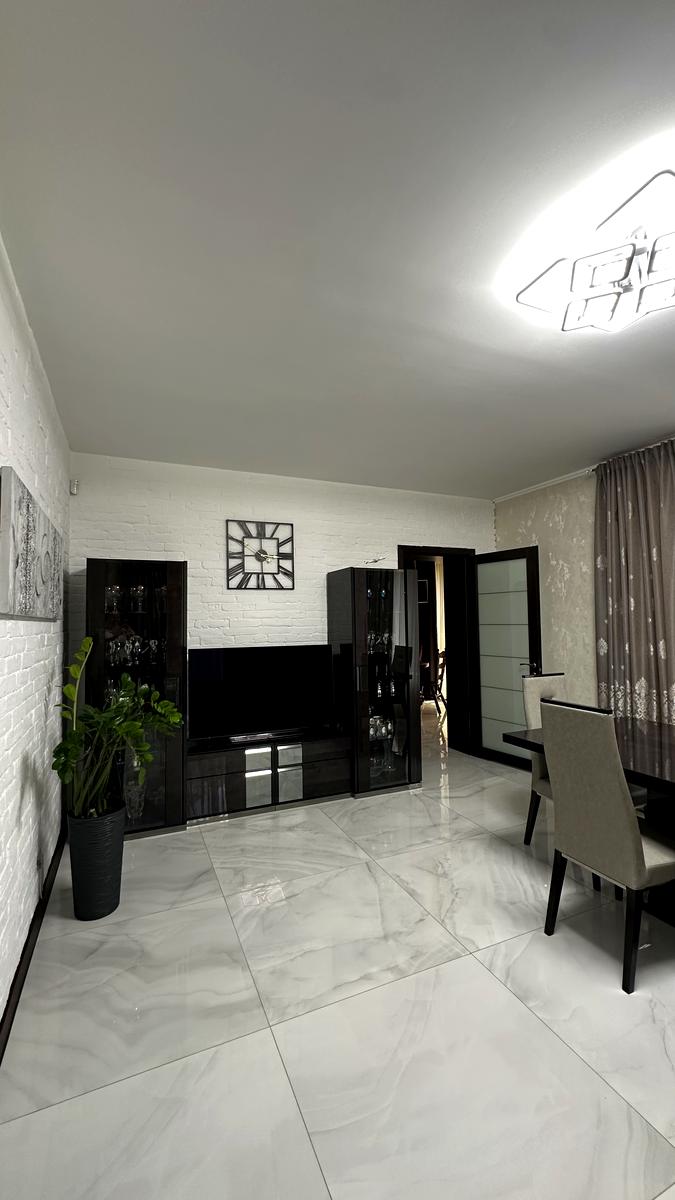 1868334078682329