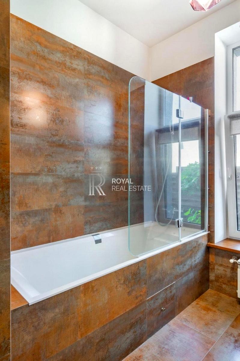 1868346843793630
