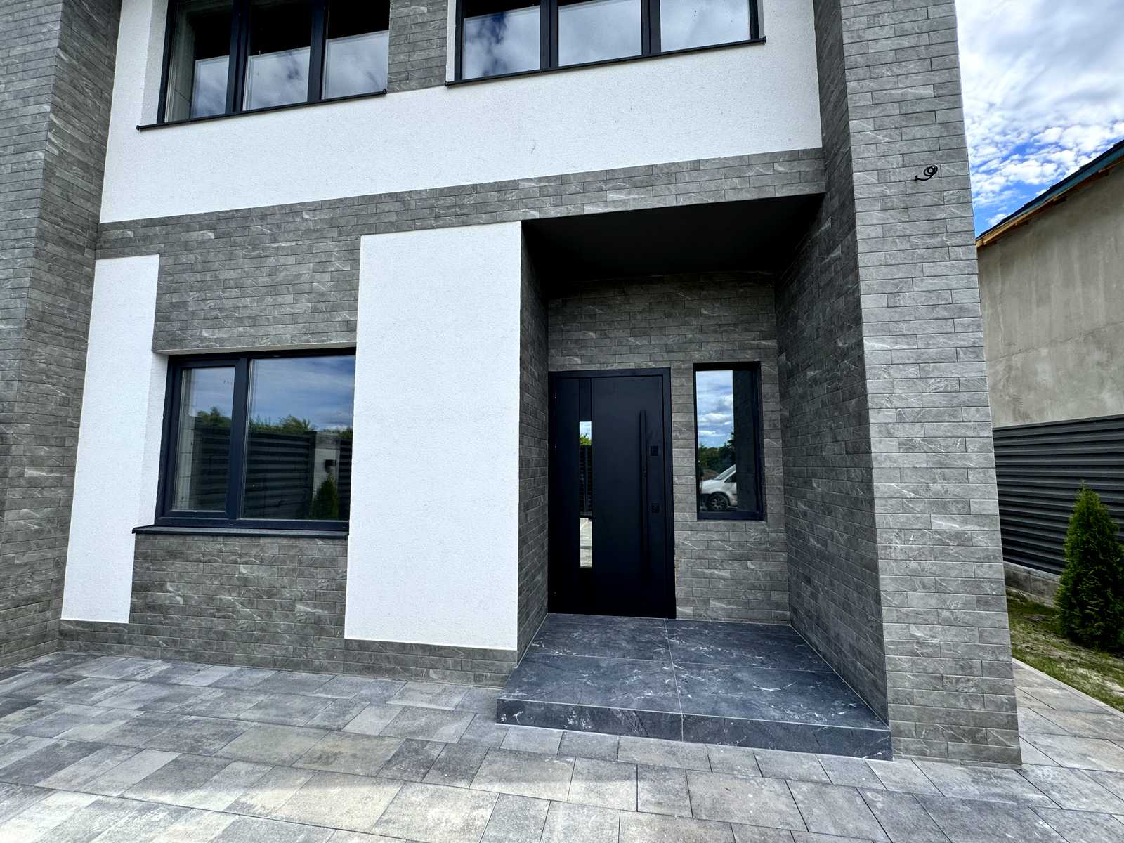 1868356043179879