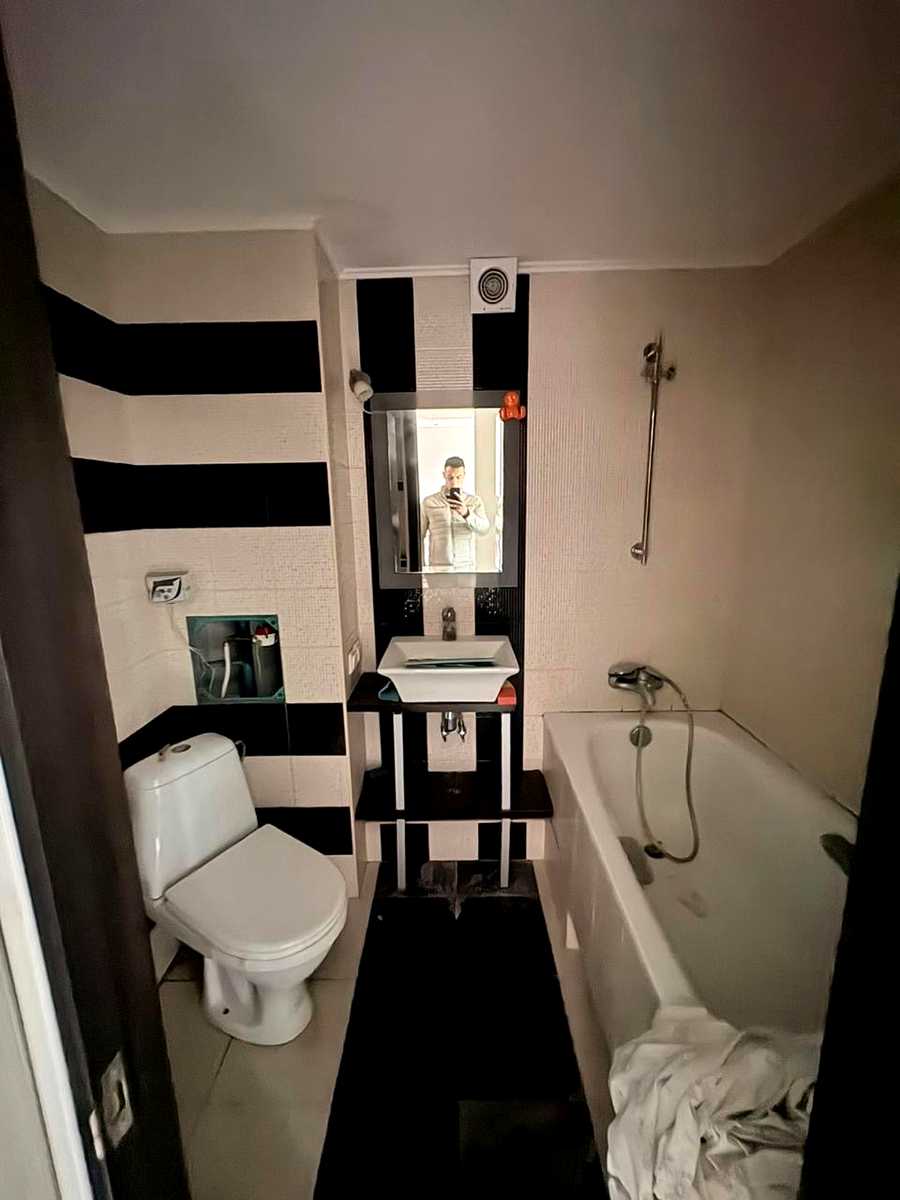 1868404073629261