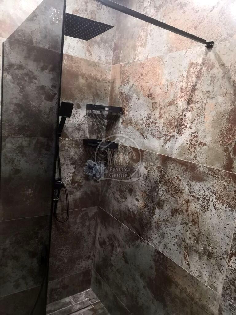 1868407436944875