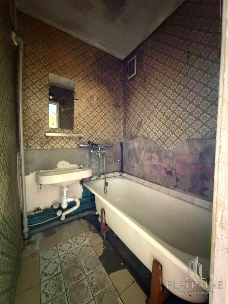 1868411824803921