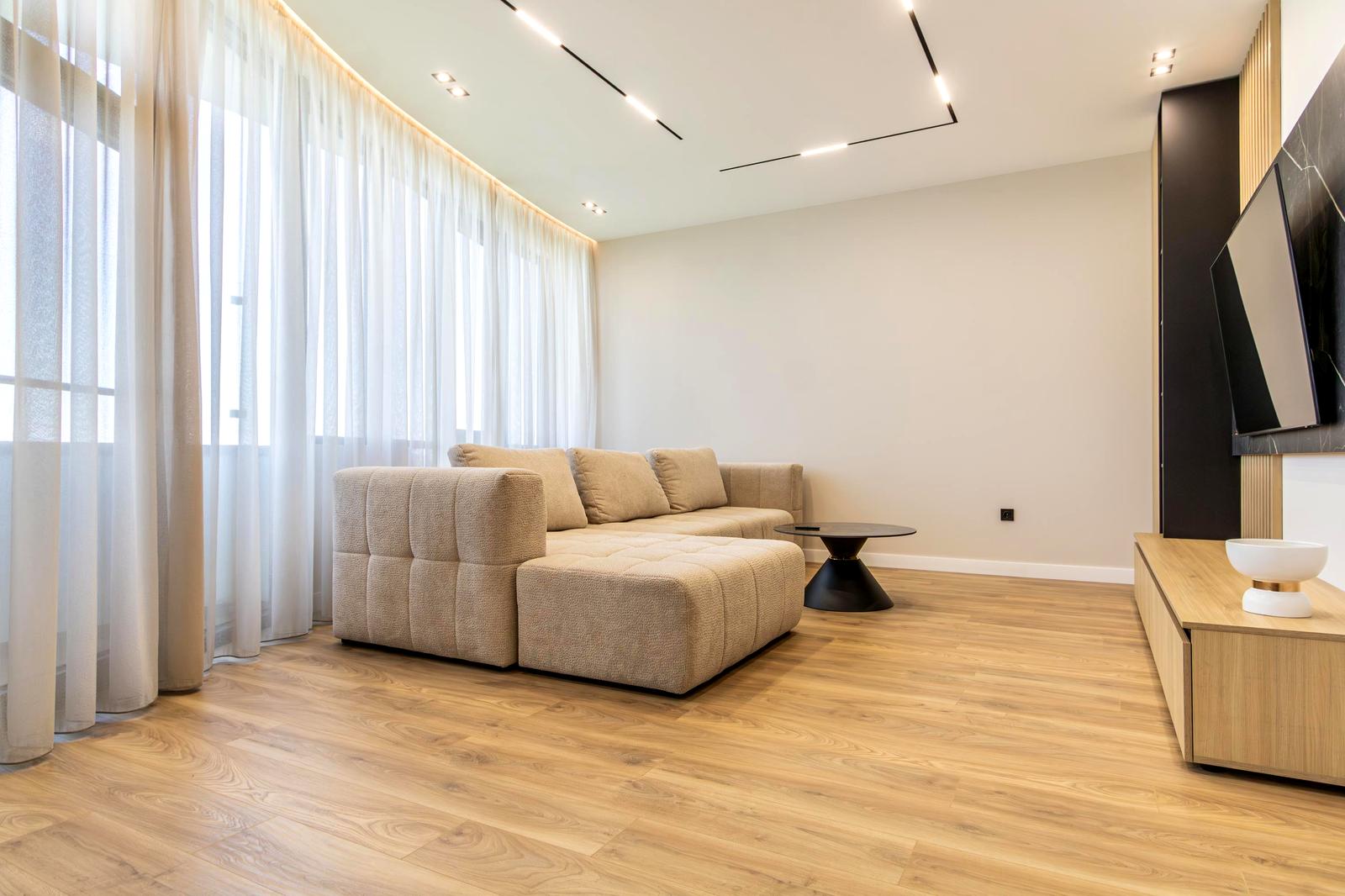 1868413447011172