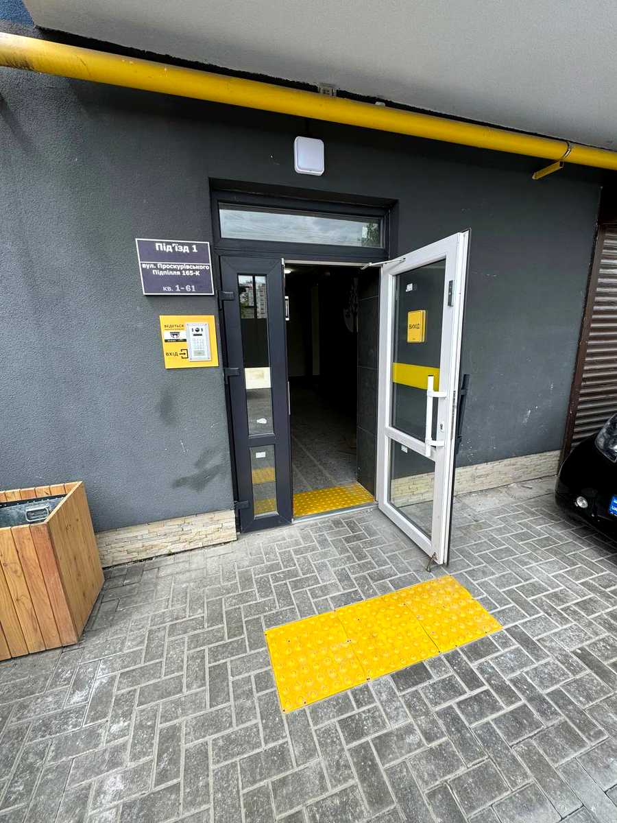 1868415606694177