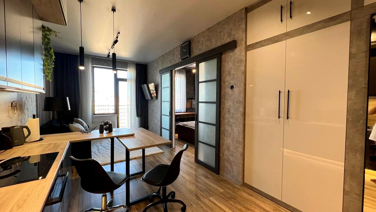 1868425097784989