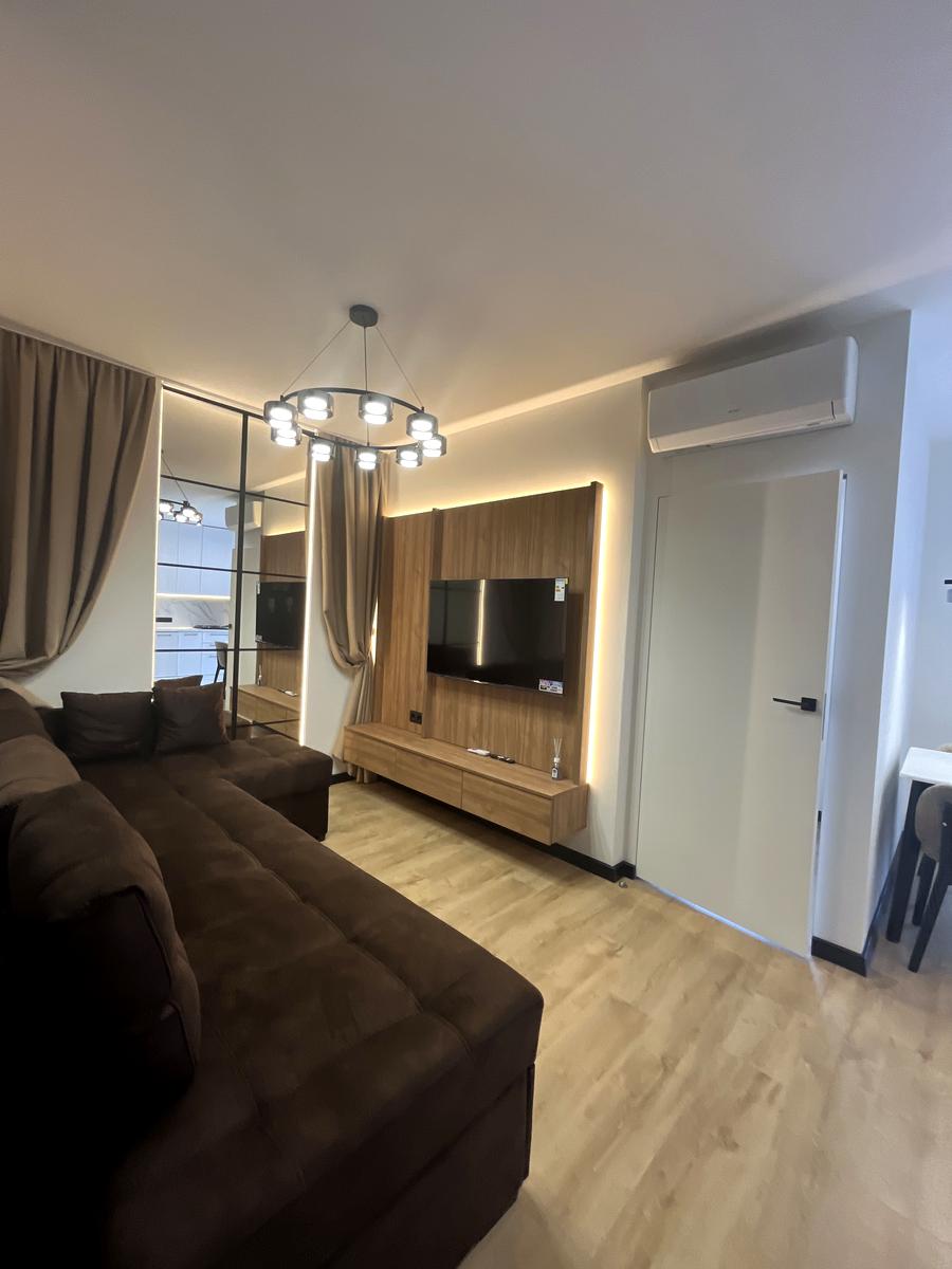 1868432423679003