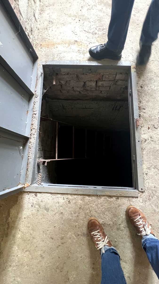 1868453627631361