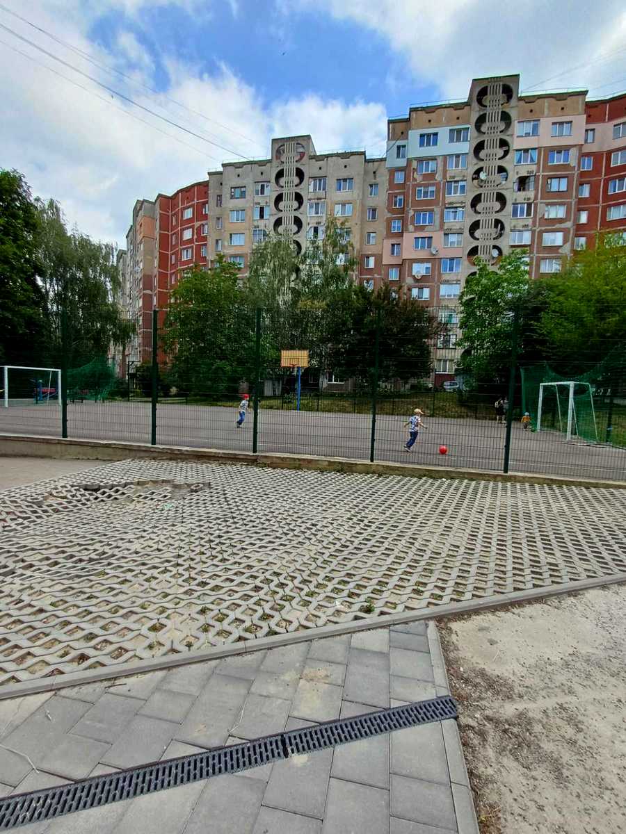 1868499952256427