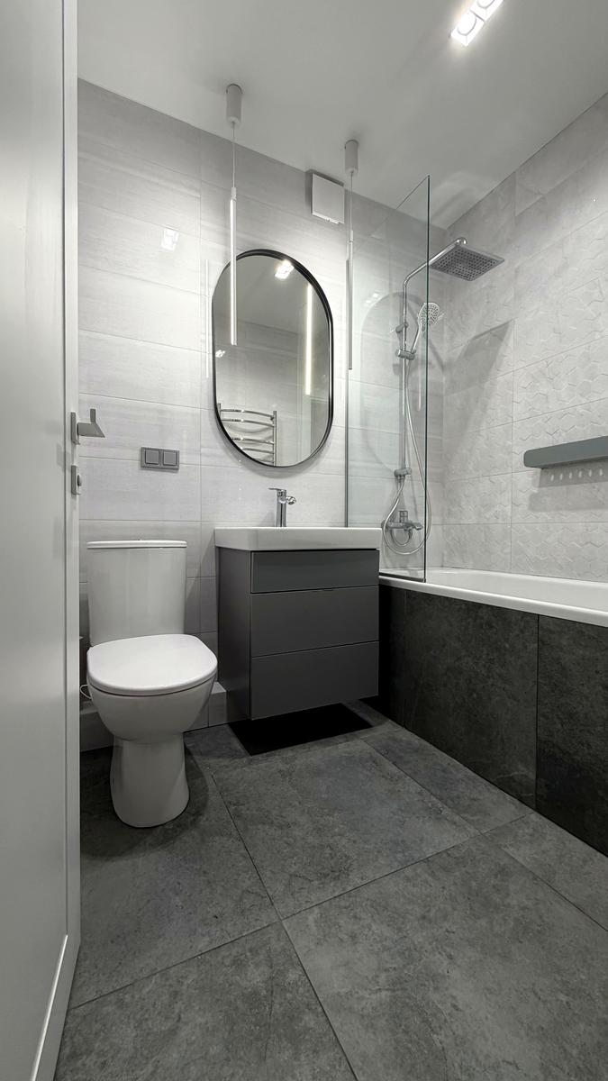 1868517842619003